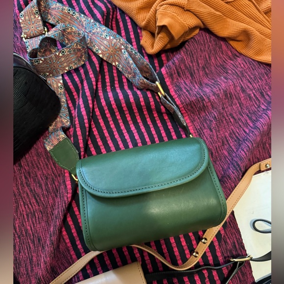 Green leather small crossbody bag, unique strap - Picture 1 of 4